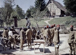 1917年6月16日、フランス、アルザス、オーラン県のサントゥルリッヒで昼食をとった歩兵としてフランス陸軍に所属するセネガルの兵士のグループ（オートクロム）